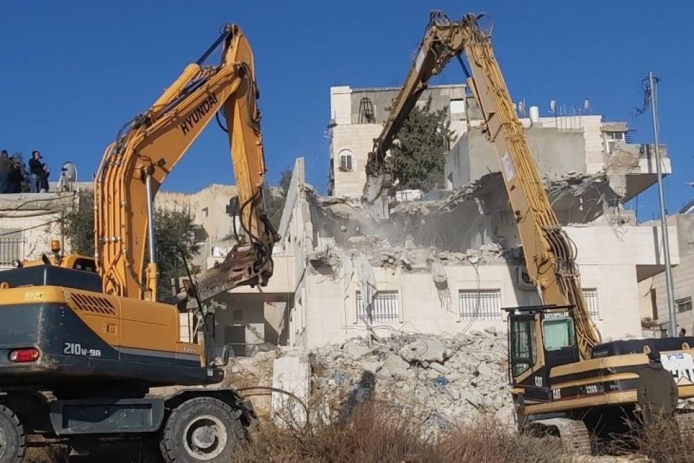 العدو الصهيوني يهدم 4 منشآت ويخطر بهدم 3 بنايات في القدس المحتلة