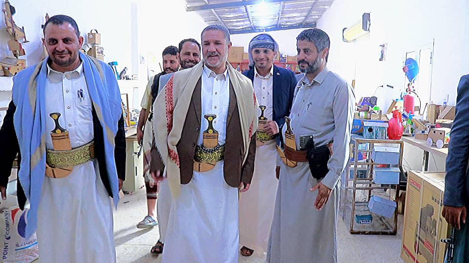 وزير الشباب ومحافظ ذمار يتفقدان مدرسة الثلايا ومكتبة البردوني