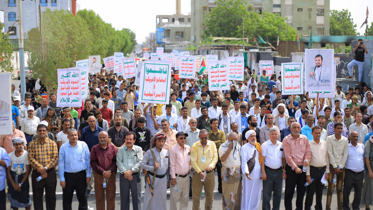 مسيرة حاشدة للجامعات والمعاهد بالحديدة تنديدًا بجرائم الحصار والتجويع في غزة