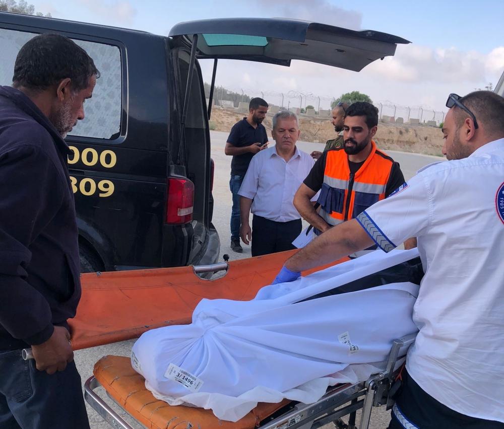 العدو الصهيوني يسلم جثمان الشهيد عودة الهذالين في يطا جنوبي الخليل