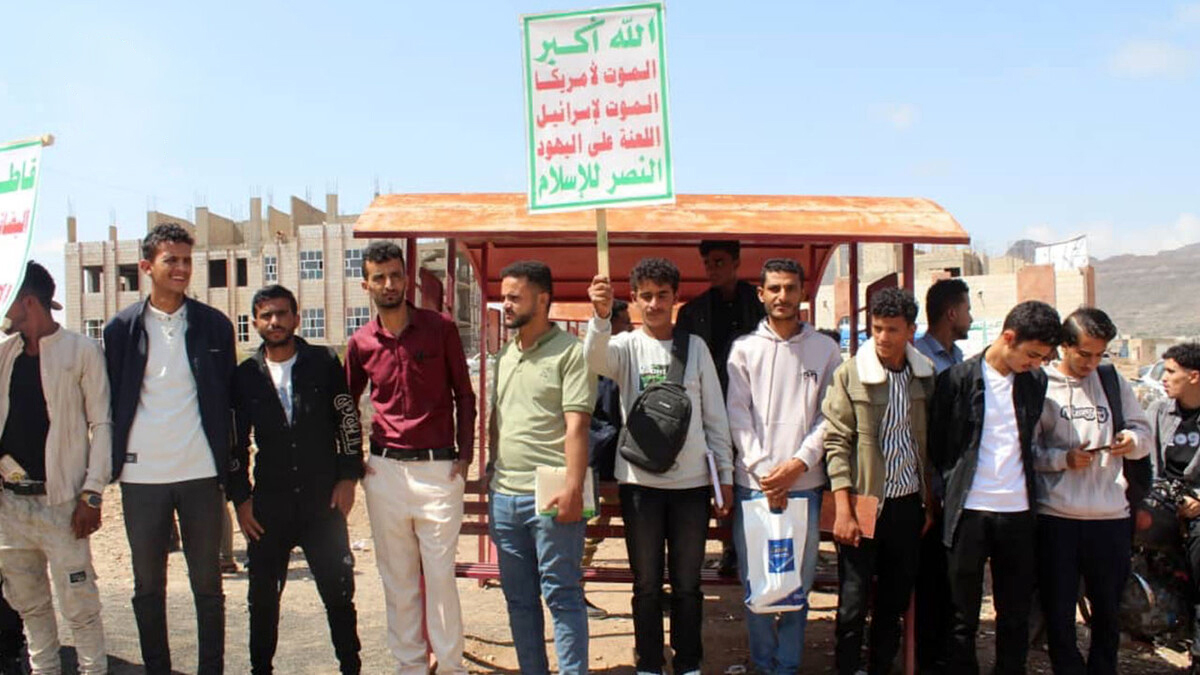 وقفة طلابية بجامعة الضالع تضامناً مع الشعب الفلسطيني