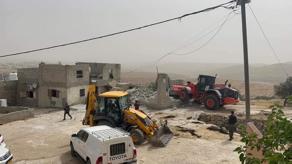 العدو يخطر بهدم 5 مساكن ومستوطنون يدمرون خط الكهرباء بأم الخير بمسافر يطا