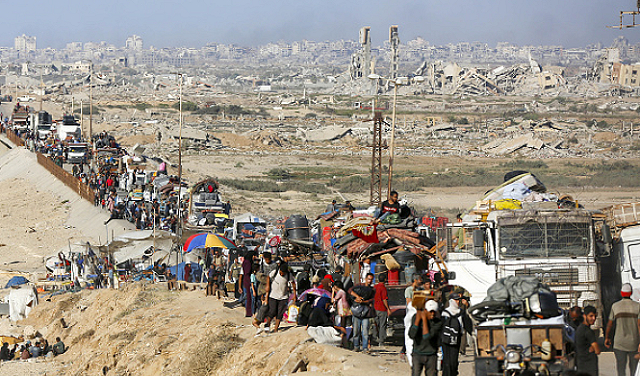 الإبادة في غزة.. انقطاع الاتصالات يعزل 800 ألف فلسطيني في القطاع عن العالم الخارجي