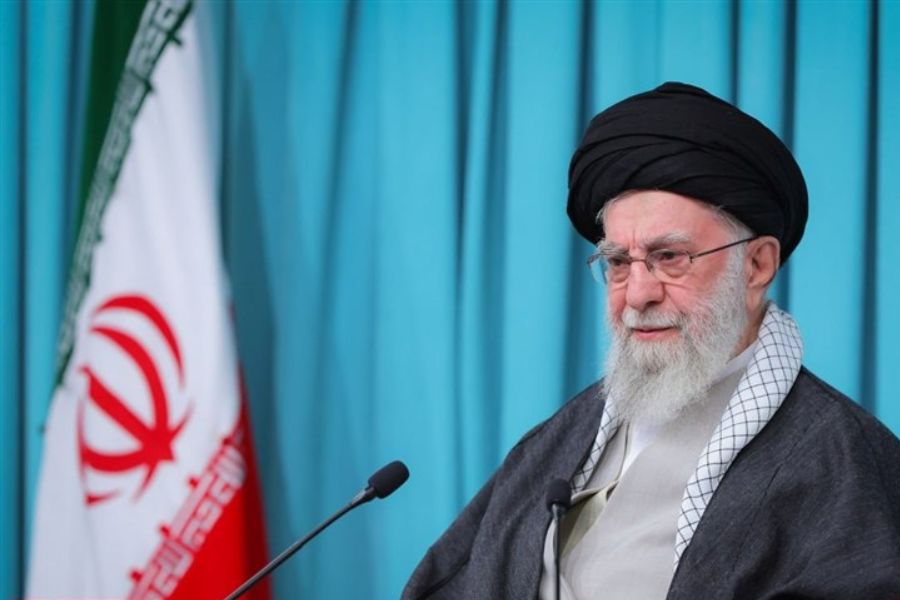 السيد الخامنئي: إيران لا تحتاجُ القنابل النووية ولن تتراجع عن حقها في تخصيب اليورانيوم