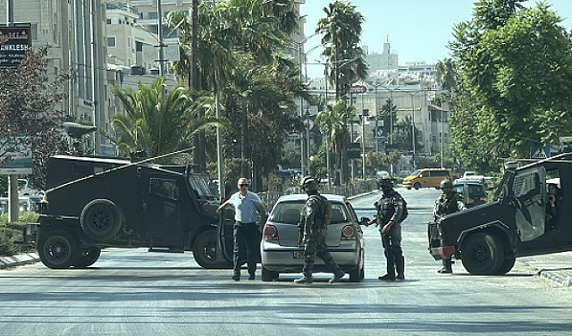 مستوطنون صهاينة يطلقون الرصاص الحي صوب مشيعي الشهيد الفلسطيني النعسان في المغير