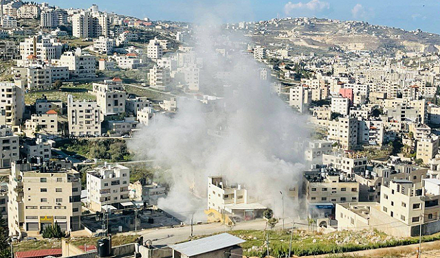 العدو الصهيوني يفجر منزل عبد الكريم صنوبر ويهدم منزل أيمن غنام بالضفة المحتلة