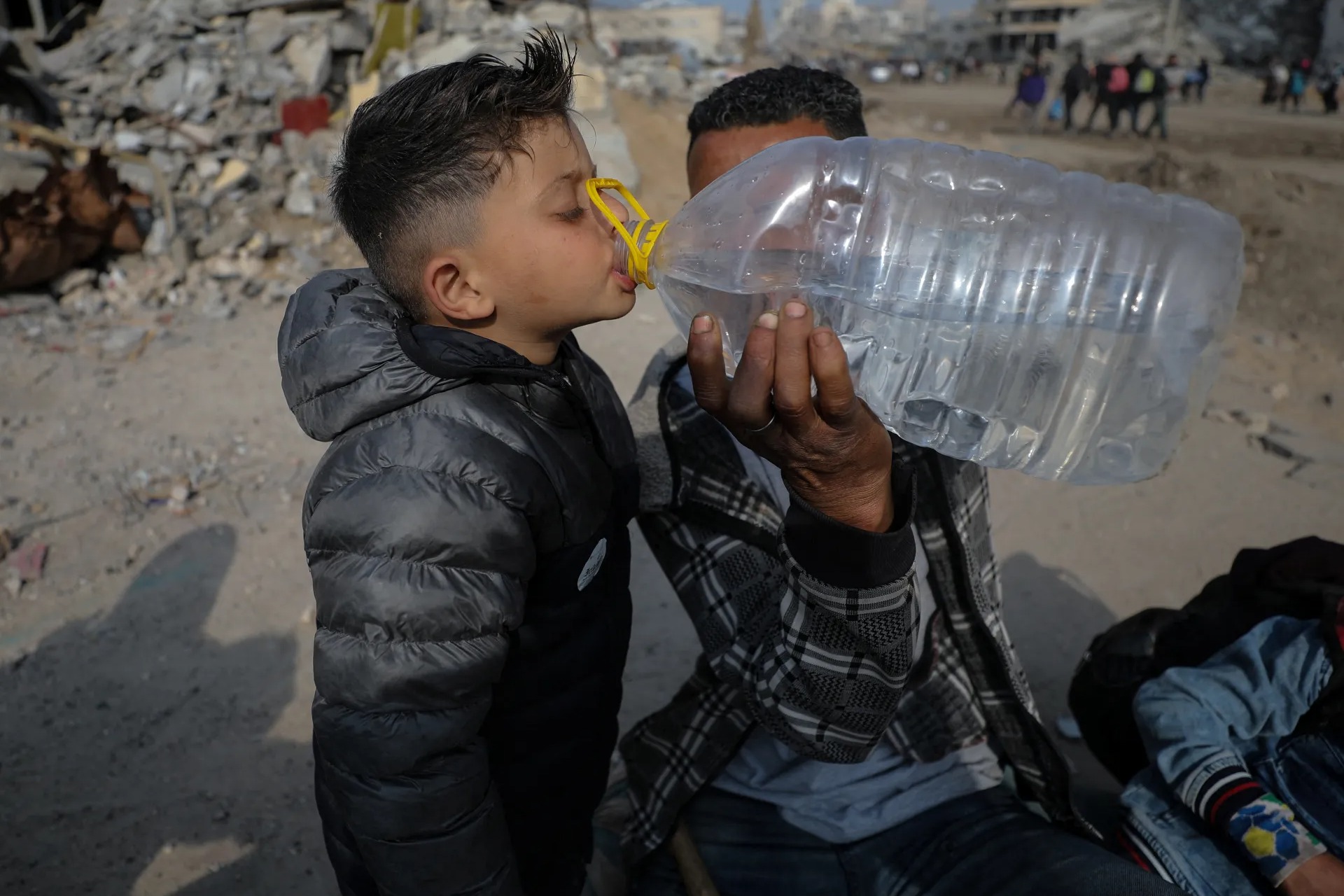 غزة.. تحذيرات أممية من خطر البرد على الأطفال وأزمة عطش خانقة في القطاع