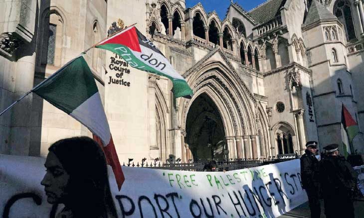 ناشطون مناصرون لفلسطين في لندن يواصلون إضرابًا مفتوحًا عن الطعام