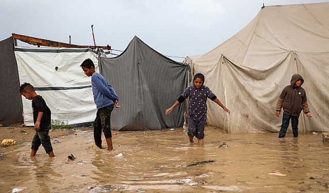 انهيار 5 مباني في غزة بسبب غزارة الأمطار والمياه تغمر الخيام