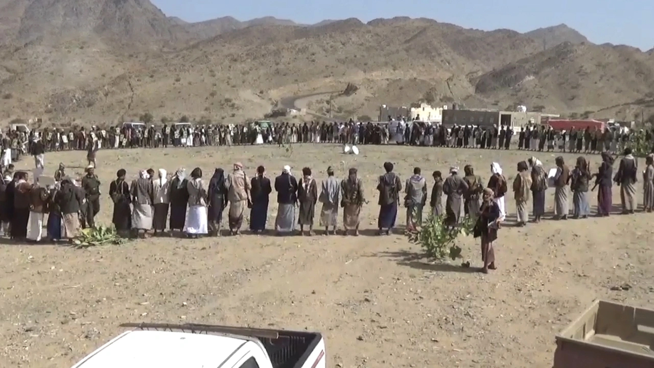 قبائل مديرية رحبة بمأرب تعلن الجهوزية وتندد بالإساءة للقرآن الكريم