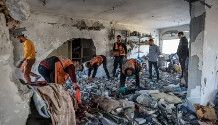 الدفاع المدني بغزة يواصل انتشال رفات الشهداء