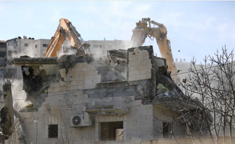 جرافات العدو تشرع بهدم منزل عائلة الشهيد مالك اسماعيل في نابلس