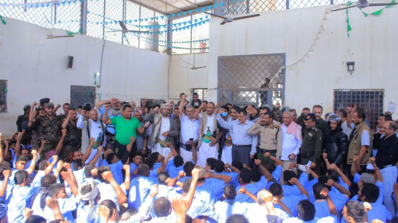لجنة معالجة قضايا السجون تفرج عن 108 سجناء من الحديدة بمناسبة جمعة رجب