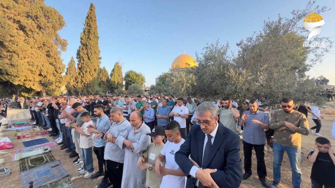 عشرات الآلاف يؤدون صلاة الجمعة في المسجد الأقصى المبارك