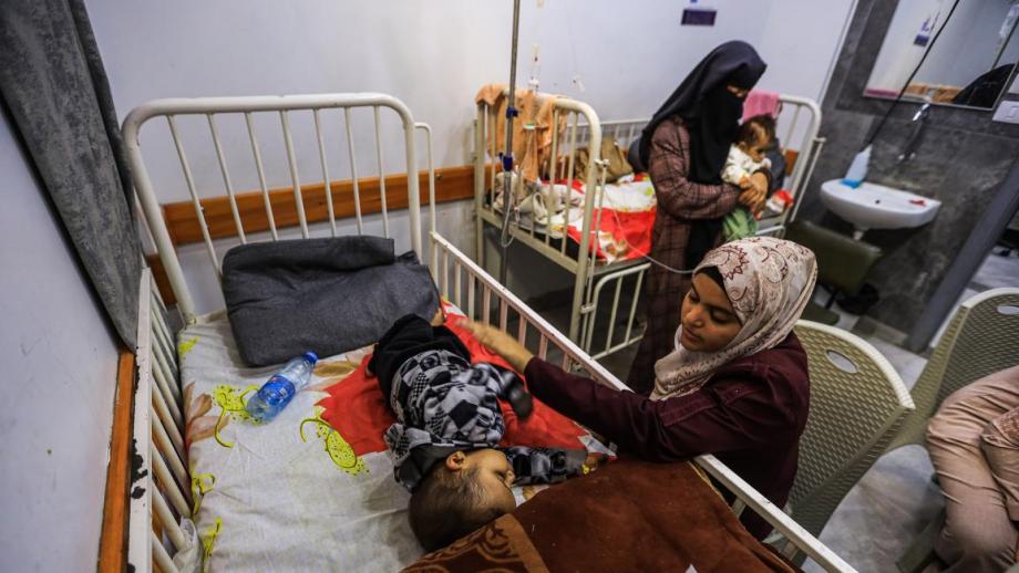 الصحة بغزة: نقص المستهلكات المخبرية يُنذر بتعطّل التشخيص والعلاج