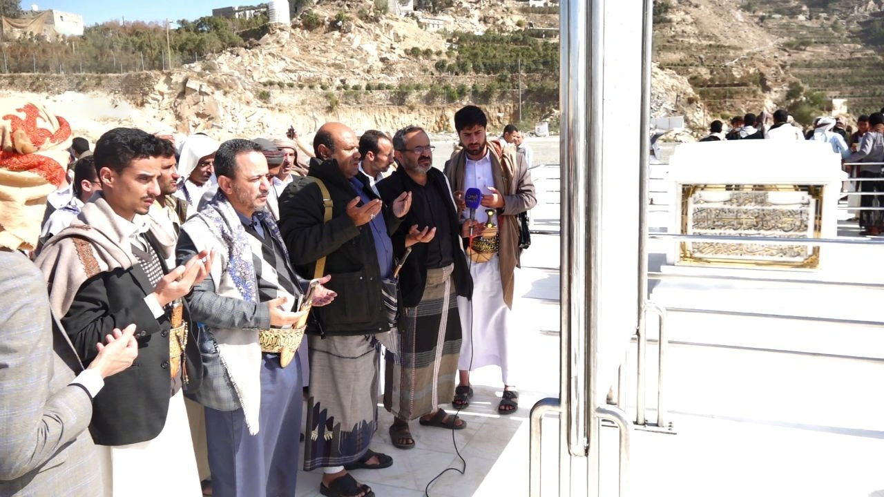 قيادة الهيئة العليا للأدوية تزور ضريح شهيد القرآن في مران بصعدة