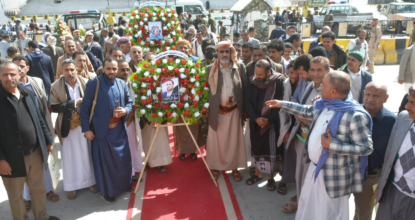 قيادة وكوادر وزارة الإدارة والتنمية المحلية يزورون أضرحة الصماد والرهوي والغماري