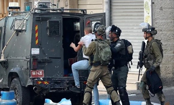 قوات العدو تعتقل شبان من قلقيلية والخليل بالضفة