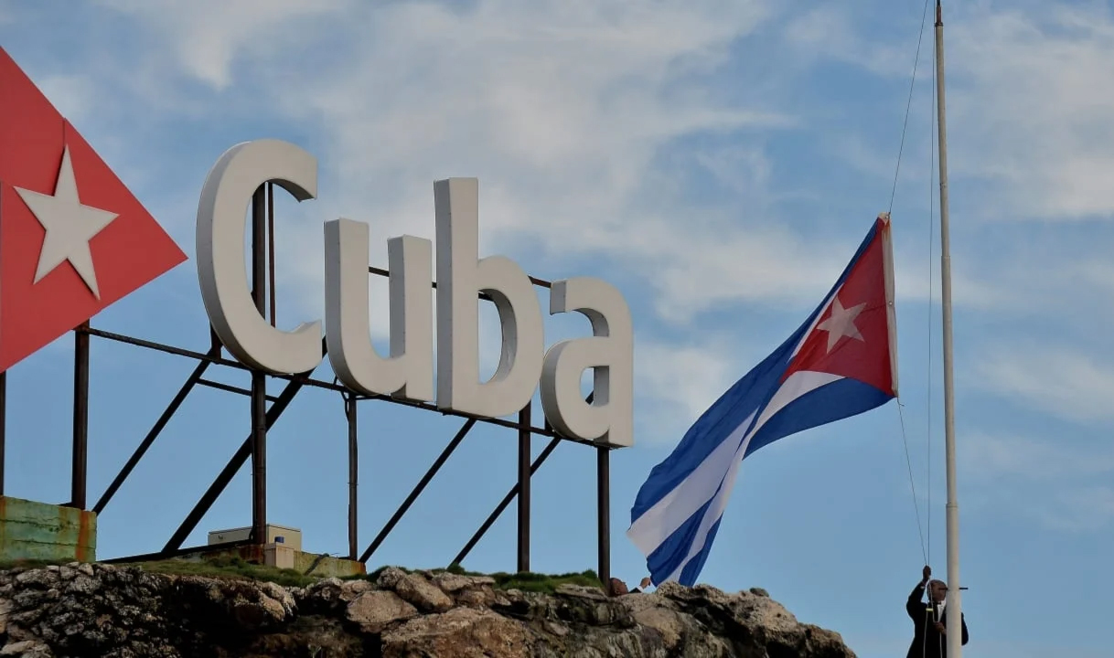 كوبا تبلغ شركات الطيران بتعليق إمدادات الكيروسين بسبب الحصار الأمريكي