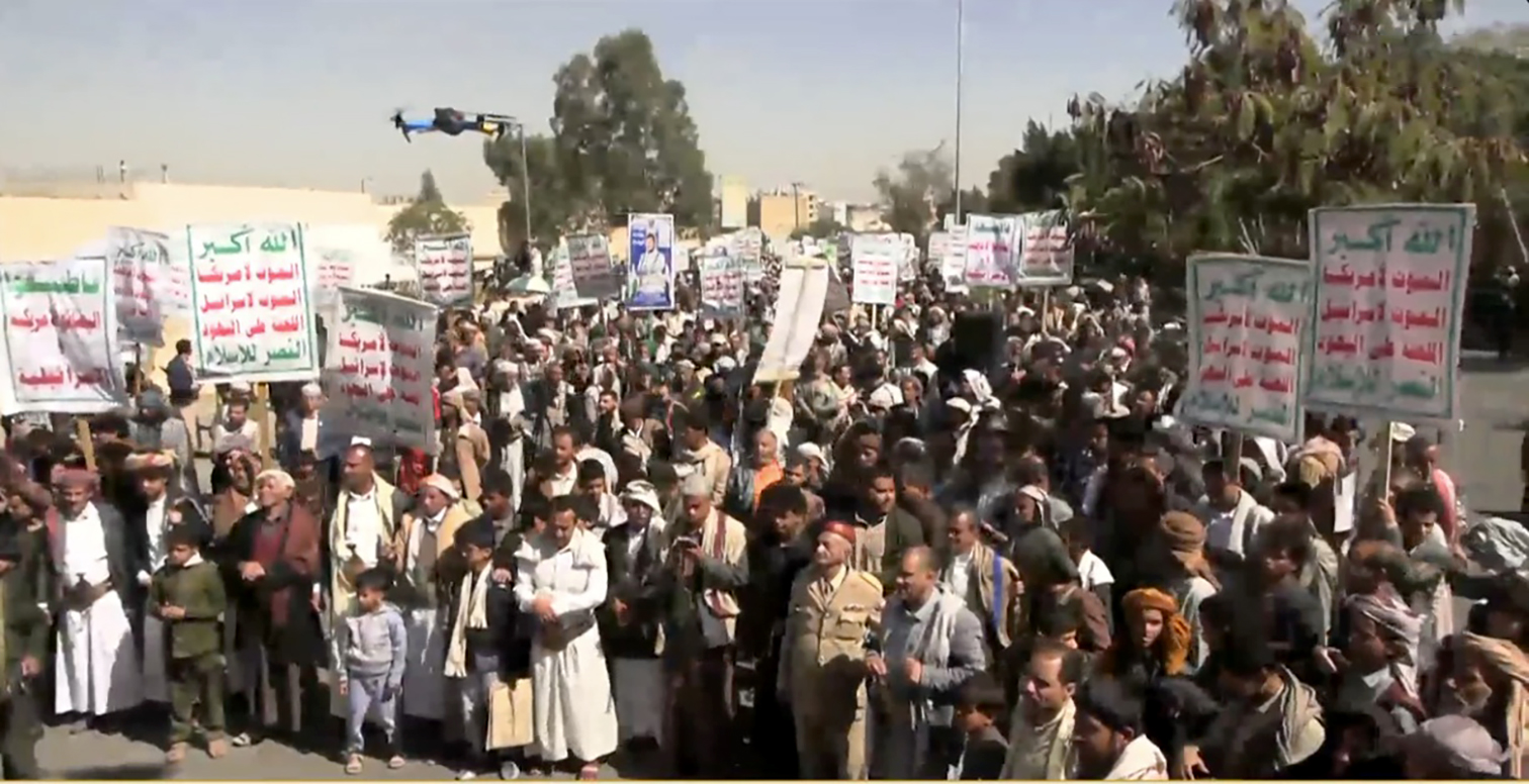 مسيرة جماهيرية حاشدة أمام السفارة الأمريكية بصنعاء تأكيداً على رفض الوصاية