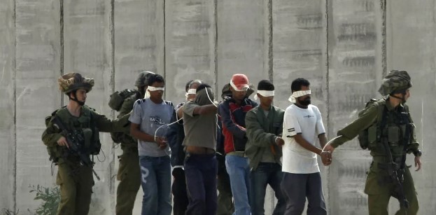 مؤسسات الأسرى: قرار العدو بإبعاد أسيرين مقدسيين يهدد آلاف الأسرى والمحررين