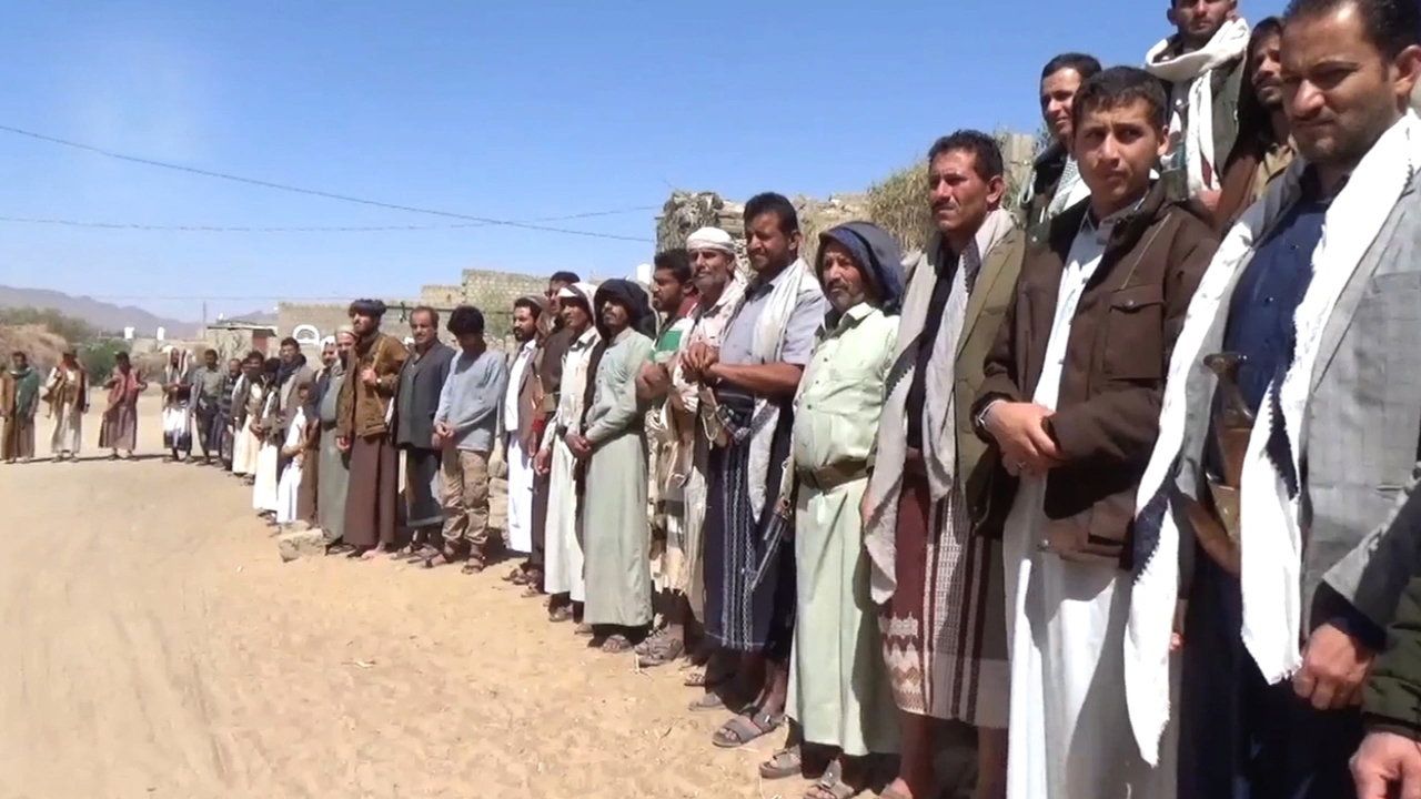 خروج شعبي بمأرب إحياءً لذكرى الهروب المذل للمارينز الأمريكي من صنعاء