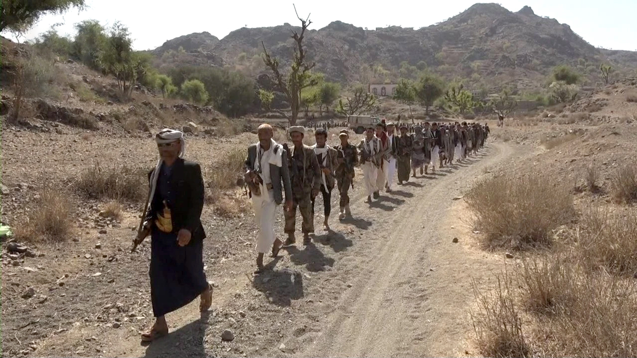 مسير ومناورة تطبيقية لخريجي دورات التعبئة في مديرية القفر بإب