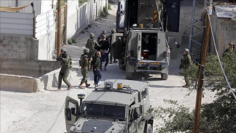 العدو يشنُّ حملة اعتقالات ومداهمات في الضفة الغربية