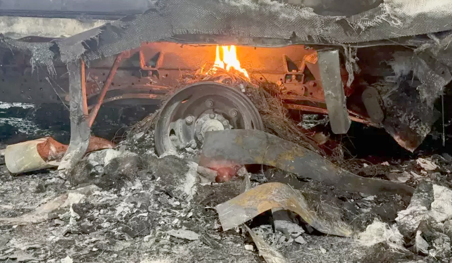 مستوطنون يحرقون منازل ومركبات الفلسطينيين جنوب الخليل بالضفة