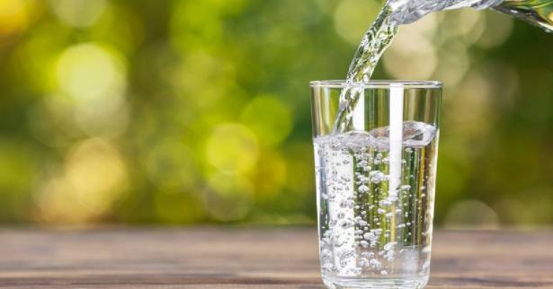 كم كوب ماء يجب شربه بعد الإفطار في رمضان؟