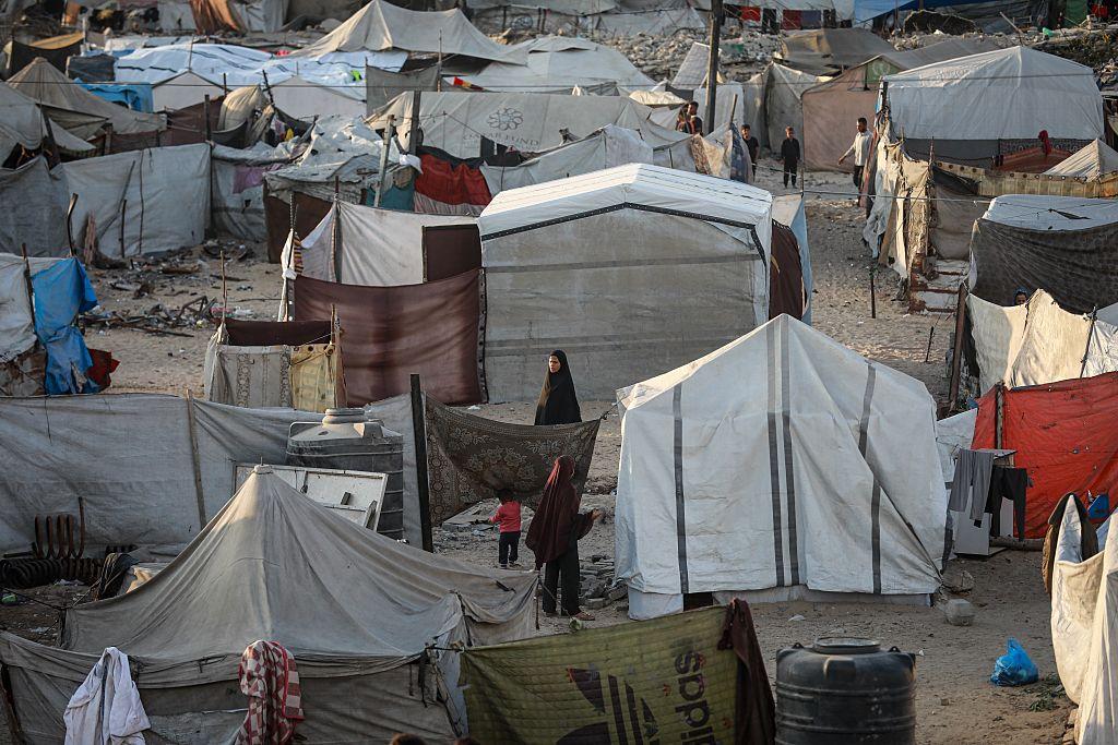الهيئة الدولية "حشد": الوضع كارثي بغزة والأسر الفلسطينية تواجه صعوبة في الحصول على الخيام