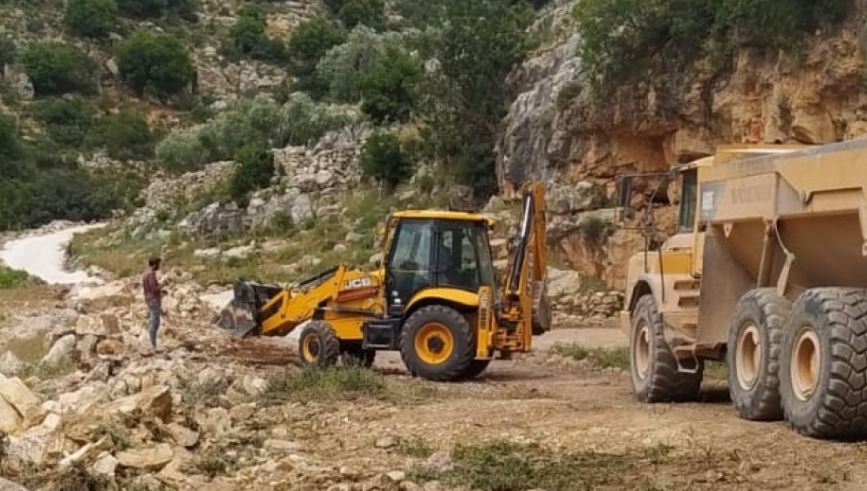 العدو الصهيوني يواصل شرق طريق استيطاني في طمون جنوب طوباس