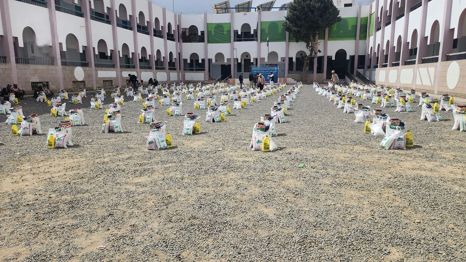 تدّشين مشروع توزيع سلال غذائية رمضانية لستة آلاف أسرة محتاجة بالمحويت