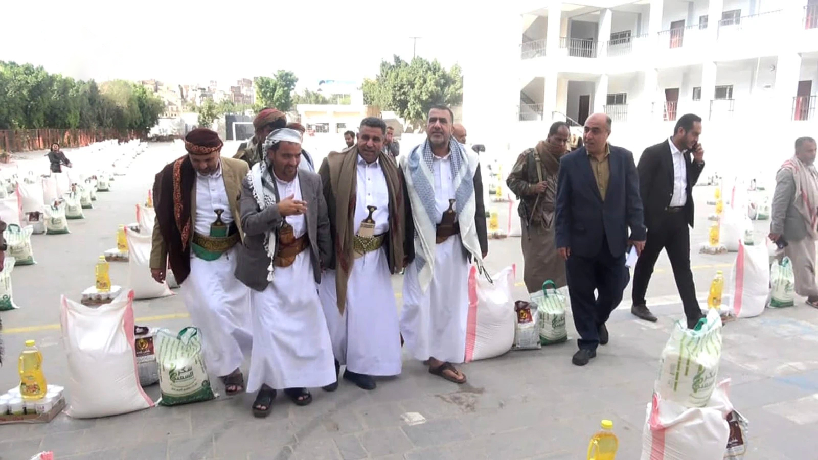 تدشين توزيع السلال الغذائية ودعم المطابخ الخيرية في مديرية آزال بالأمانة