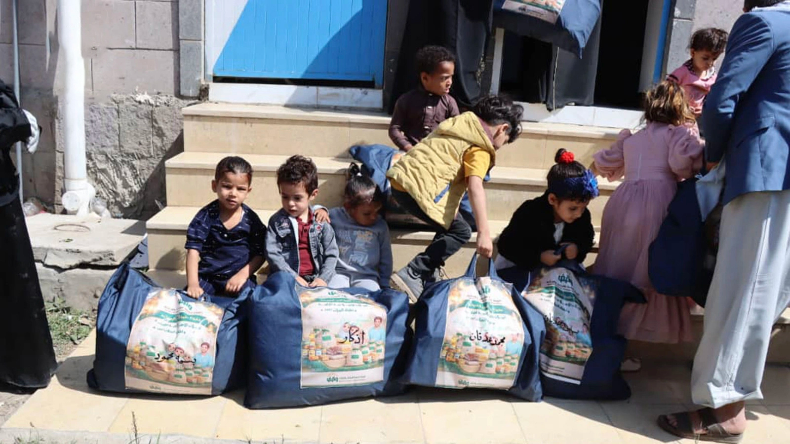 فرع الأوقاف بإب يدّشن توزيع حقيبة الخير الرمضانية لنزيلات الإصلاحية المركزية