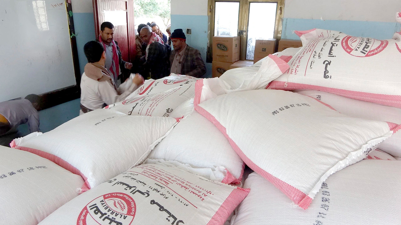 توزيع 500 سلة غذائية للأسر الفقيرة في مديرية بني الحارث بالأمانة