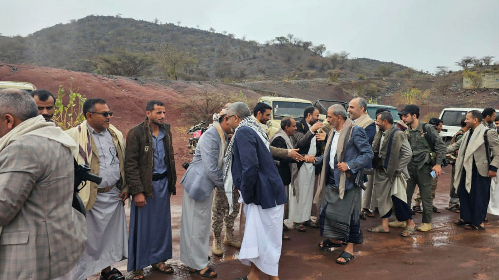 وزارة الخدمة المدنية تقدم قافلة عيدية للمرابطين في الجبهات بالضالع