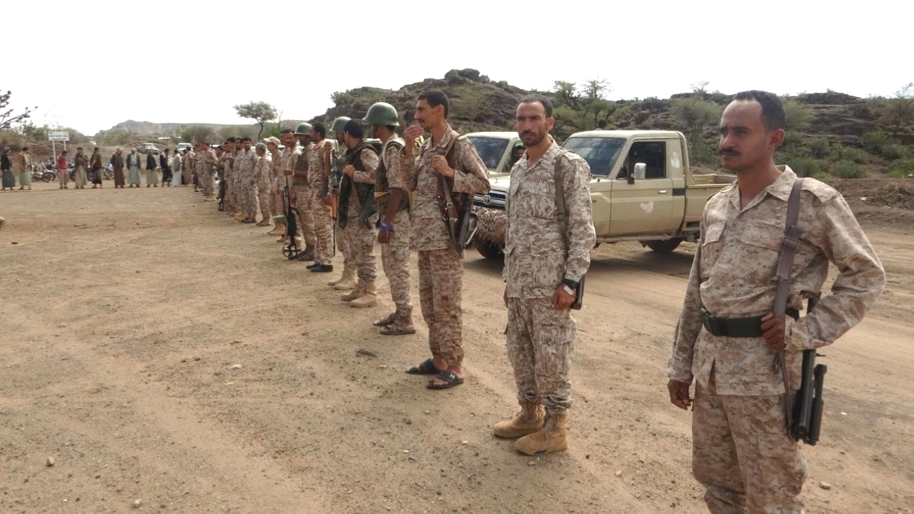 قيادات محلية وتنفيذية من إب تزور المرابطين من منتسبي اللواء 15 مشاة بتعز