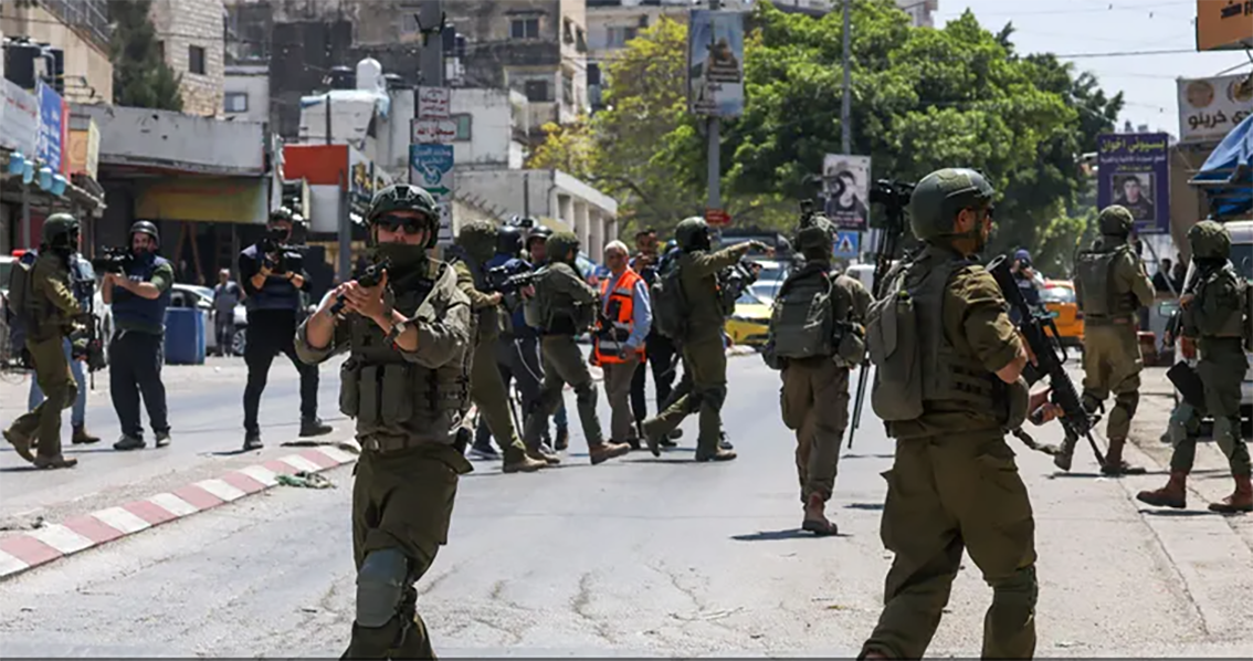 قوات العدو تشن مداهمات واعتقالات في الضفة المحتلة