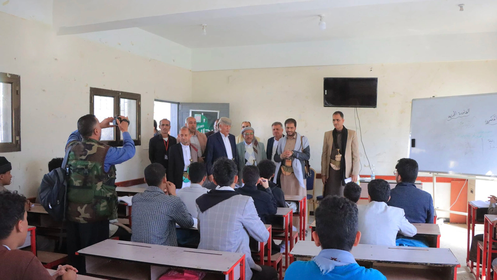 محافظ إب يتفقد الدورات الصيفية واختبارات الشهادة الثانوية في مديرية الظهار