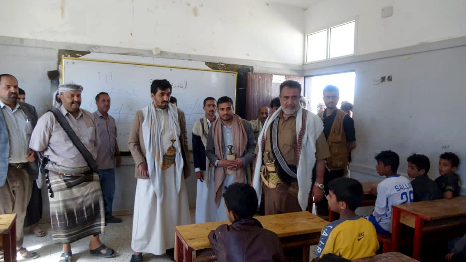 إدريس يتفقد اختبارات الثانوية العامة والدورات الصيفية في مكيراس بالبيضاء