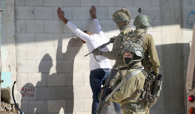 العدو الصهيوني يعتقل العشرات بالضفة والقدس بينهم سيدتان وثلاثة أطفال