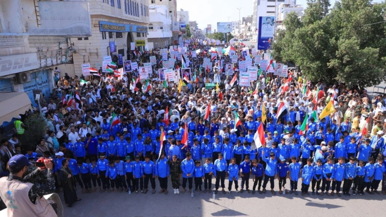 حشود جماهيرية بالحديدة احتفاءً بالنصر التاريخي لمحور المقاومة وتأكيداً على وحدة الساحات