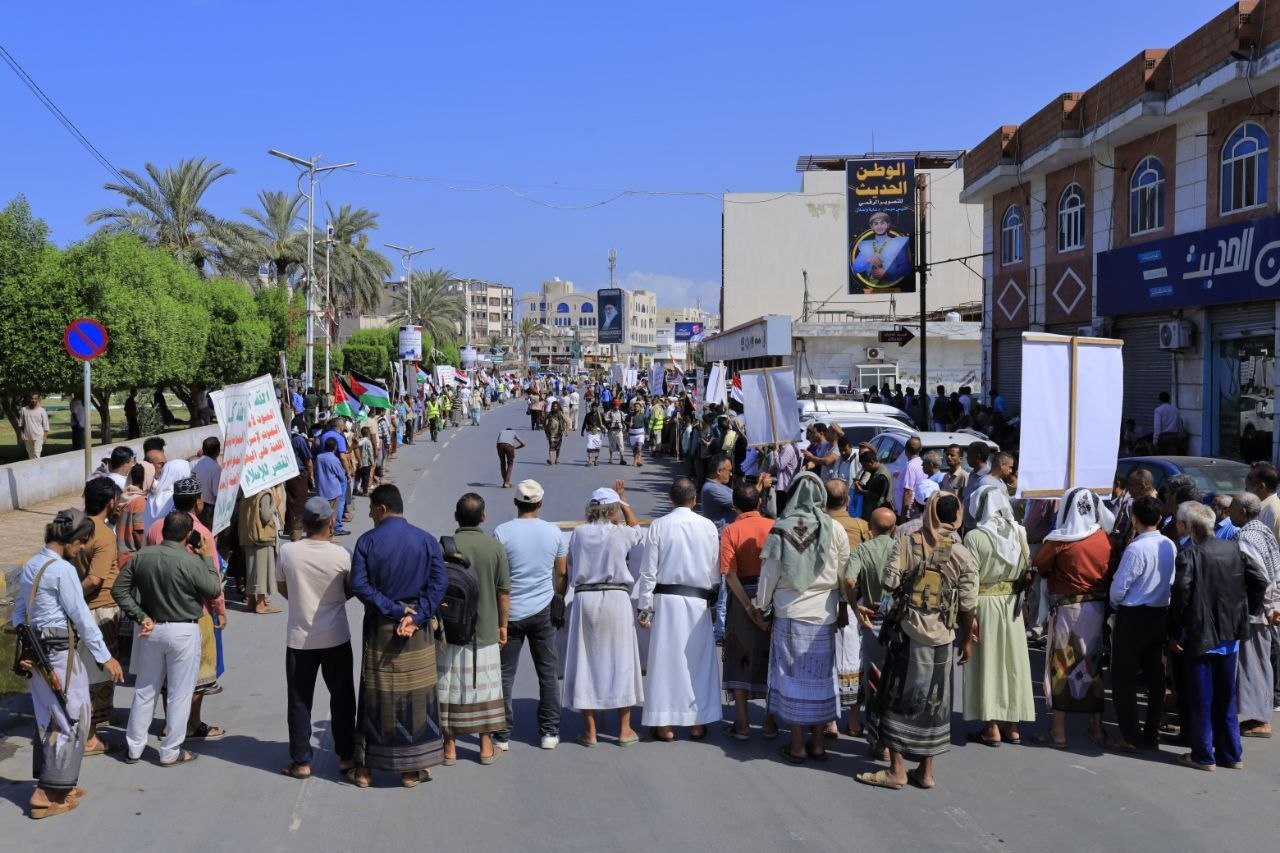 وقفة حاشدة بالحديدة تبارك انتصارات محور المقاومة وتؤكد الجهوزية لأي تصعيد