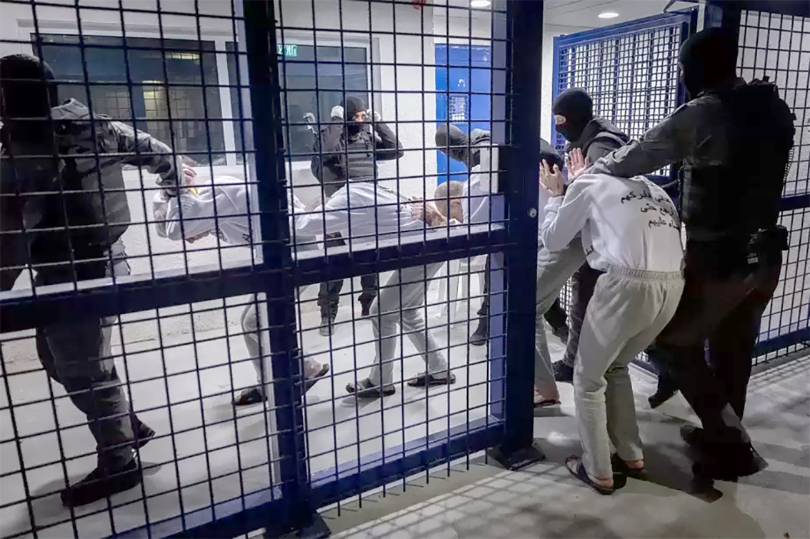 أكثر من 9600 أسير يعيشون ظروفاً صعبة في سجون العدو الصهيوني