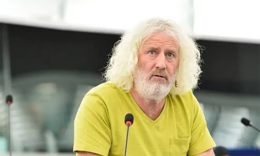 الإيرلندي ميك والاس: التحالف السعودي الإماراتي حصل على إذن لقصف اليمن لأنه رفض الخضوع للإمبريالية الغربية