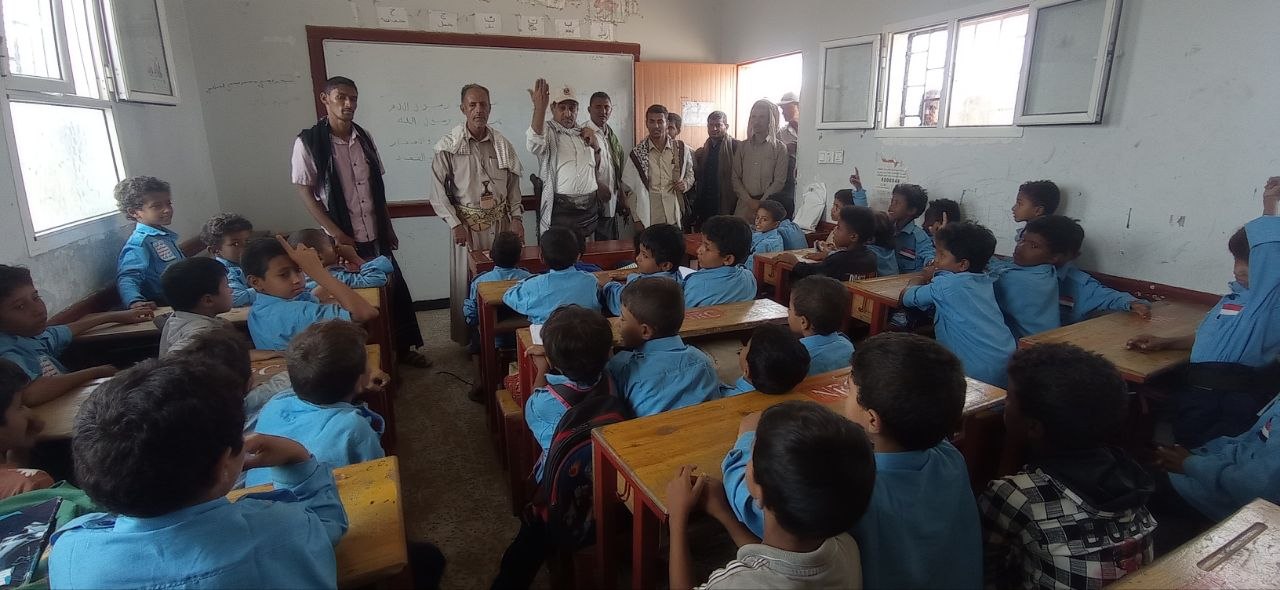 البشري يتفقد سير الدورات الصيفية في مديرية الزهرة بالحديدة