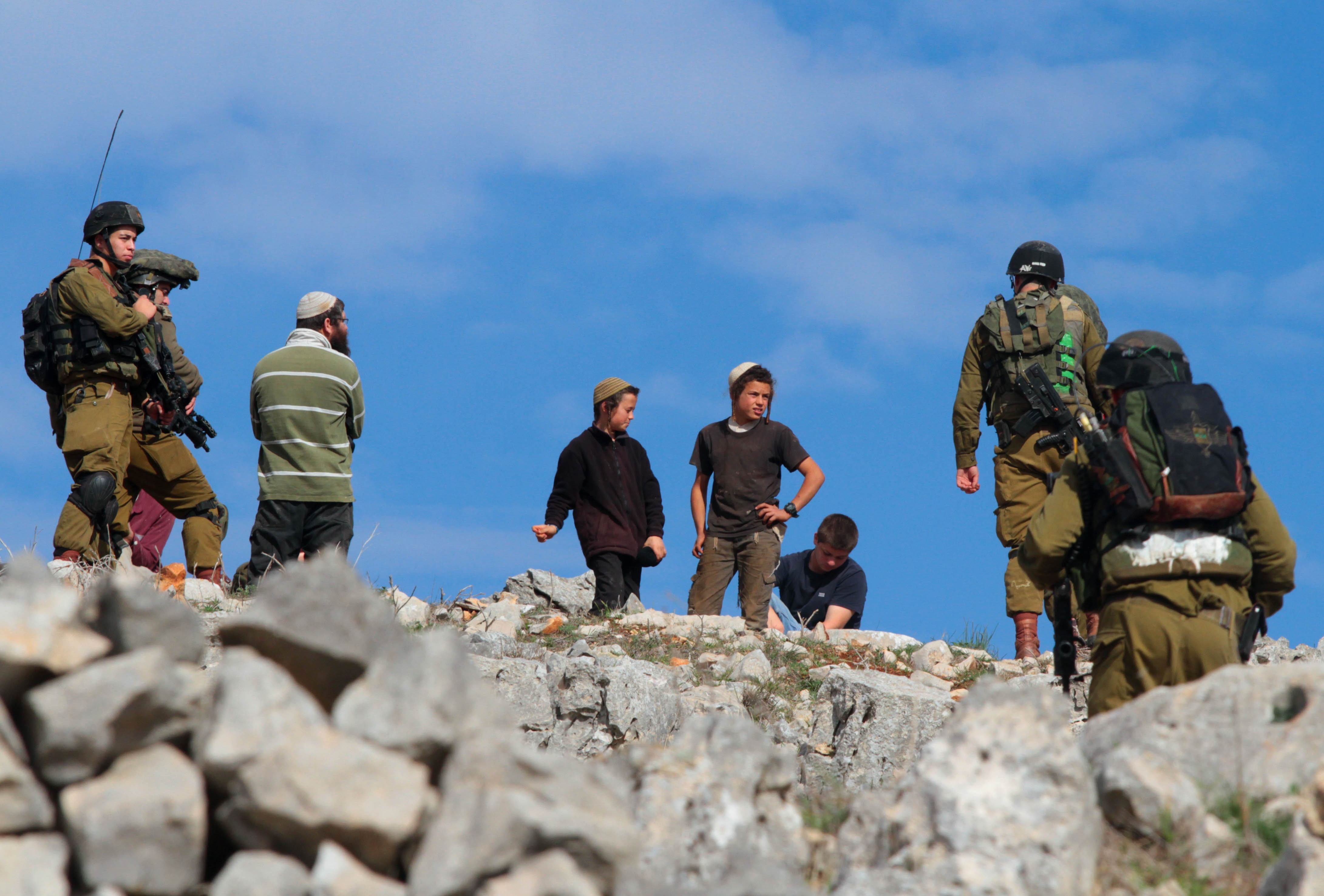 قوات العدو تداهم مناطق عدة في رام الله وهجمات للمستوطنين الصهاينة بالبيرة ونابلس