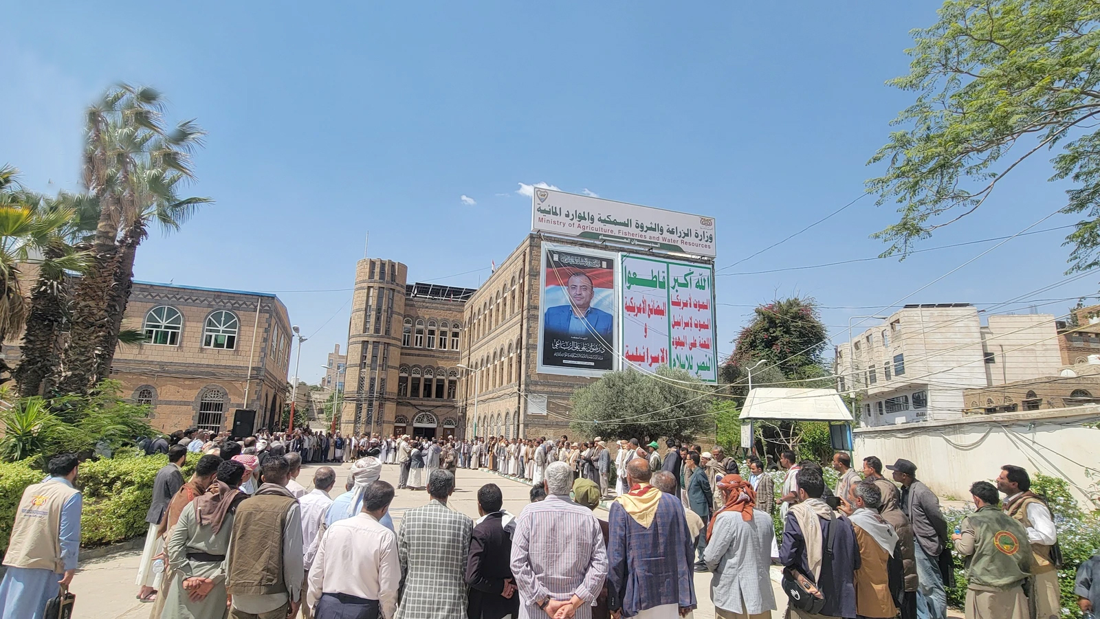 وزارة الزراعة تنظم وقفة تأكيداً على الجاهزية والاستنفار لإنهاء العدوان والحصار