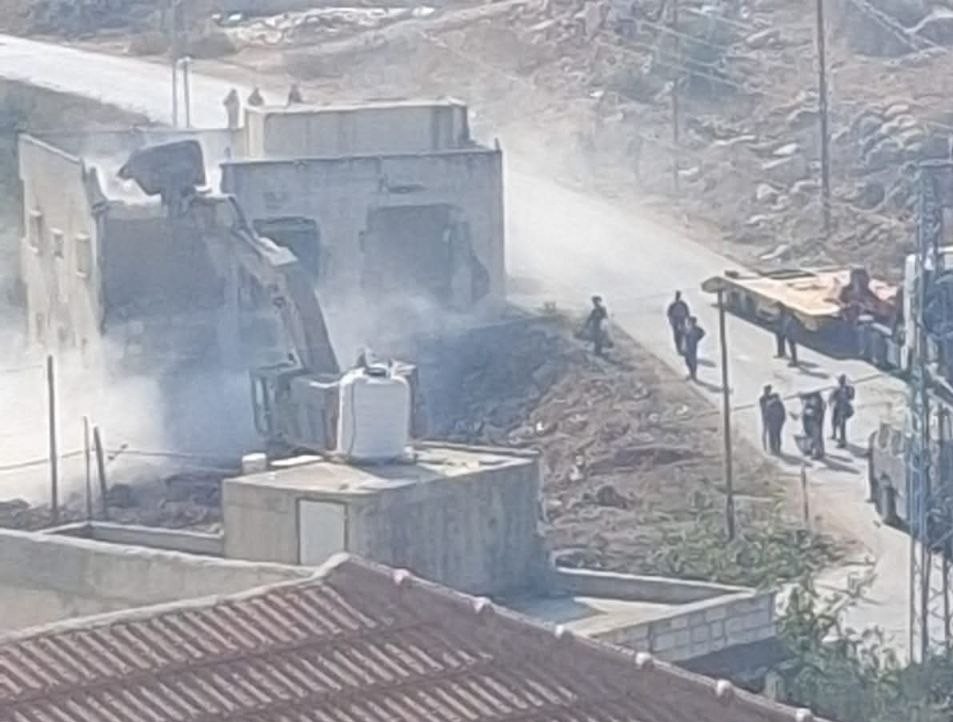 العدو الصهيوني يخطر بوقف البناء في 15 منزلاً شمال غرب بيت لحم